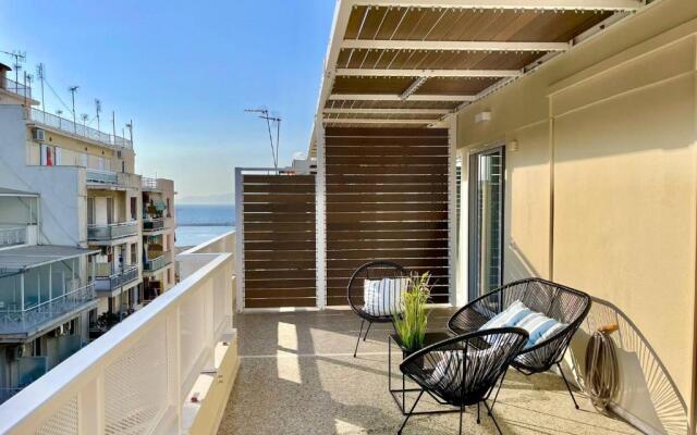 New Retropolitan Club - luxstay apt with terrace In Patras