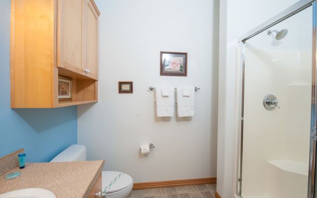Sheltering Pines 4 Br cottage by RedAwning