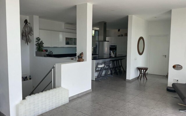 Luxury 4 bed Villa - Private Pool - Sleeps 8