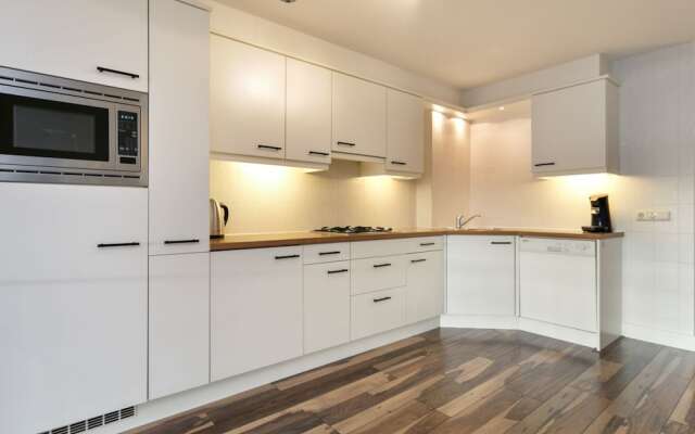 Spacious Luxury Apartment With Beautiful Views of the Marina