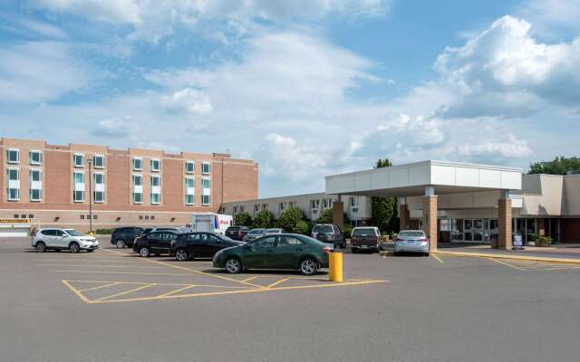 Clarion Hotel & Suites