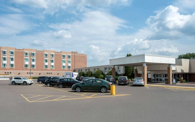 Clarion Hotel & Suites