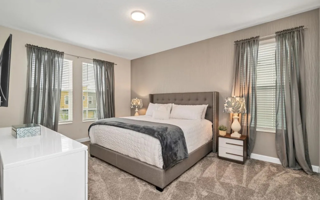 Edgy, Modern 6 Bed 5 Bath