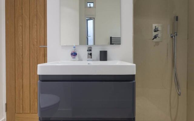 2 Bedroom Apartment near Clapham Common Sleeps 4