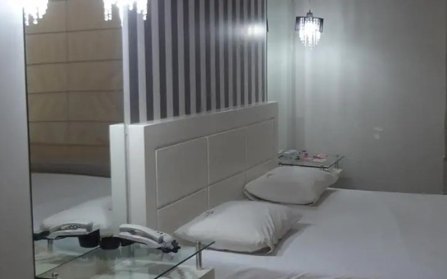 Motel Alibi (Adult Only)