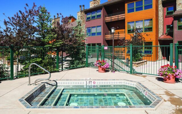 Kutuk Condominiums by RLC