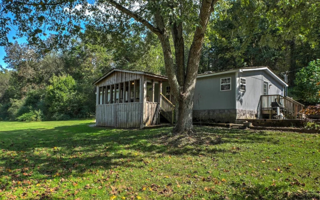 Ooltewah Cabin w/ Grill, Pool Table & Porch!