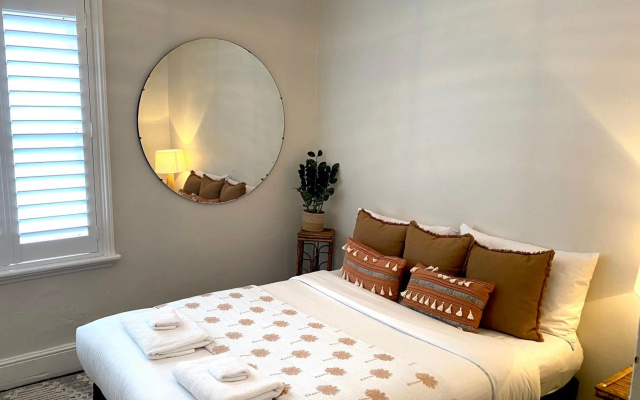 YSG The Edward Townhouse 157 - Steps To Town – Guest Rooms – Orange