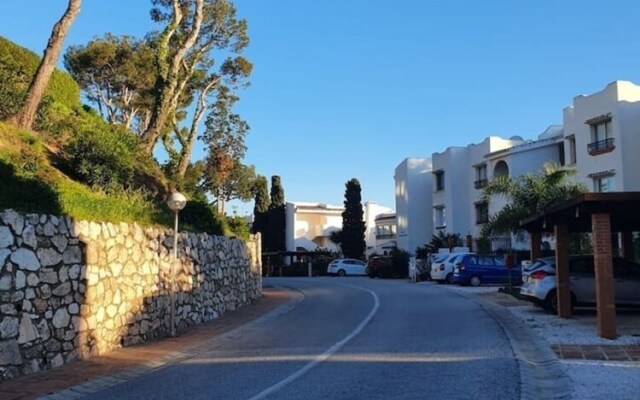 Modern Studio Apartment, Sea and Garden Views