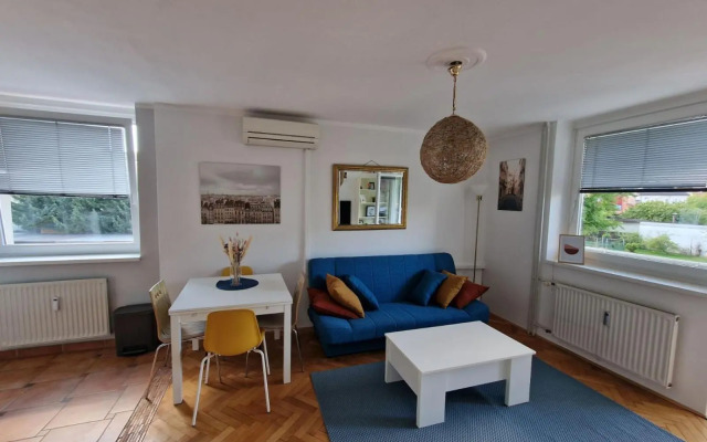 Lovely condo with free parking