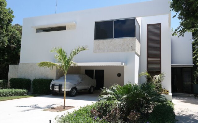 Bahia Principe Vacation Rentals - Three-Bedroom House