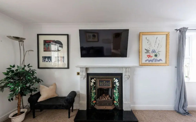 Spacious 4-bed Seaside Retreat in Selsey