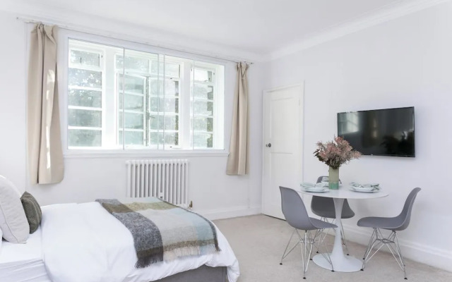 Beautifully Presented Centrally Located Studio apt