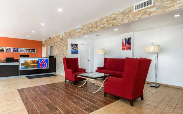 Econo Lodge Airport near Billy Graham Parkway