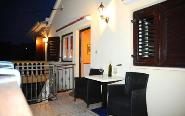 Lanterna Puntamika apt. near beach