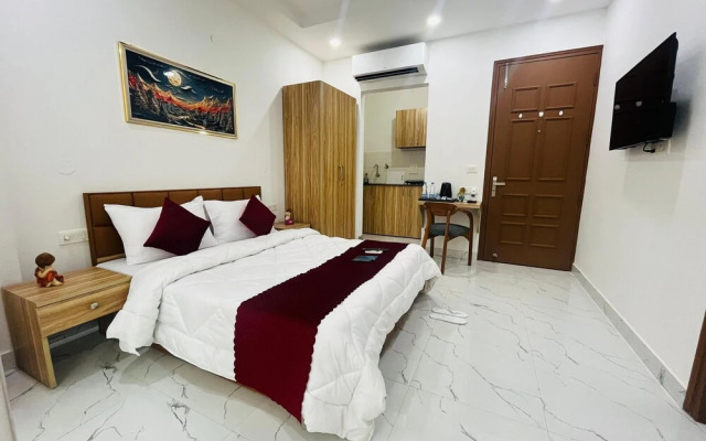 The Lodgers Luxury Studio Apartment In front of Artemis Hospital