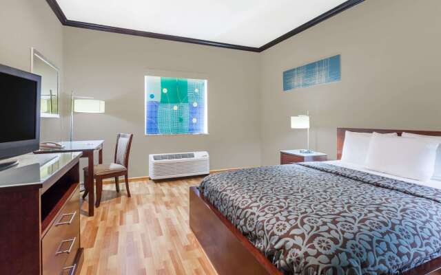 Days Inn & Suites by Wyndham Marquez