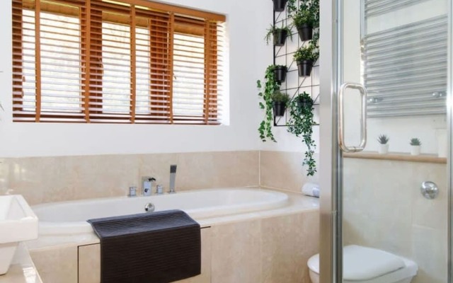 Serene Riverside 6BR Luxury Retreat in Curdridge