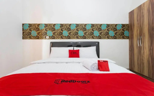 RedDoorz Plus @ Boulevard Residence BSD