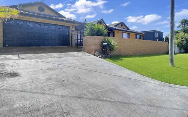 Our Haven: 4-bed Escape Near Beach & Mogo Trails