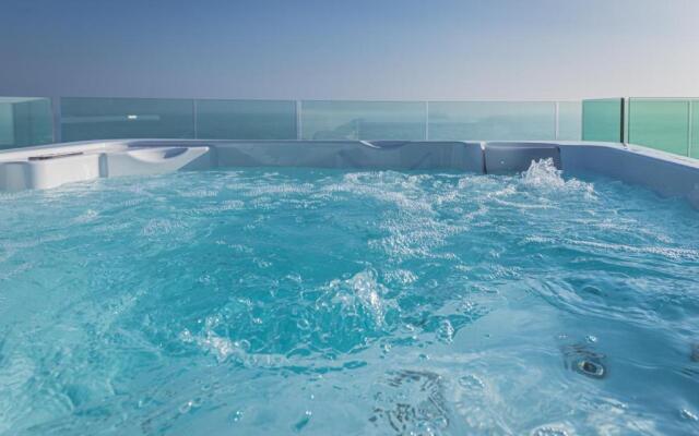 Stunning sea view hot tube posh BLUE SKY APARTMENT