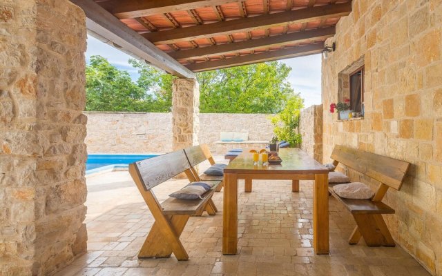 Awesome Home in Betina With Wifi, Outdoor Swimming Pool and Jacuzzi