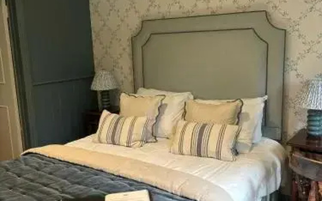 Ravenwood Hall Hotel