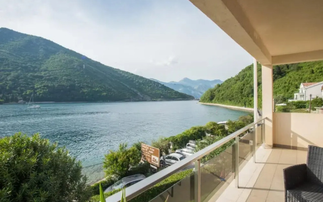Studio Flat With View Near Beach in Tivat