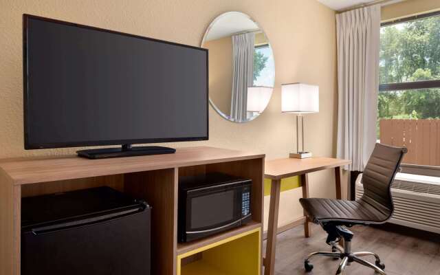 Days Inn & Suites by Wyndham Merrillville