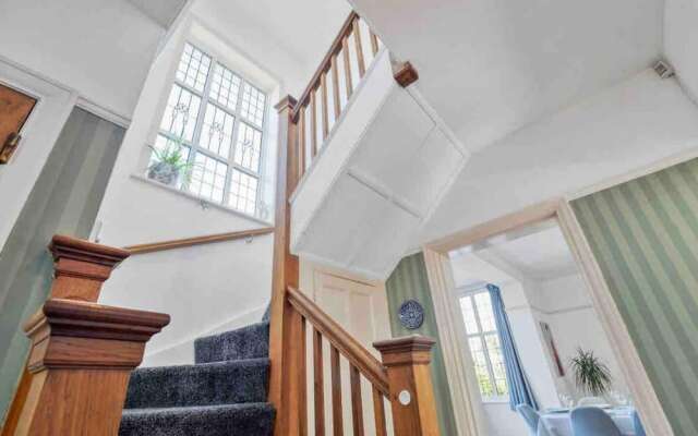 Beautifully Furnished Home - 5 Minutes to the Sea!
