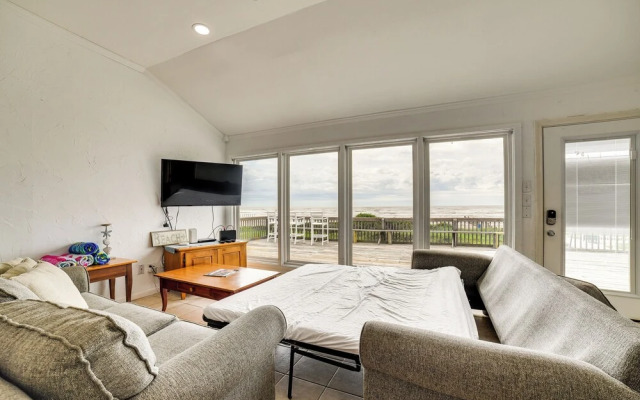 Beachfront Home w/ Pool Access in Galveston!