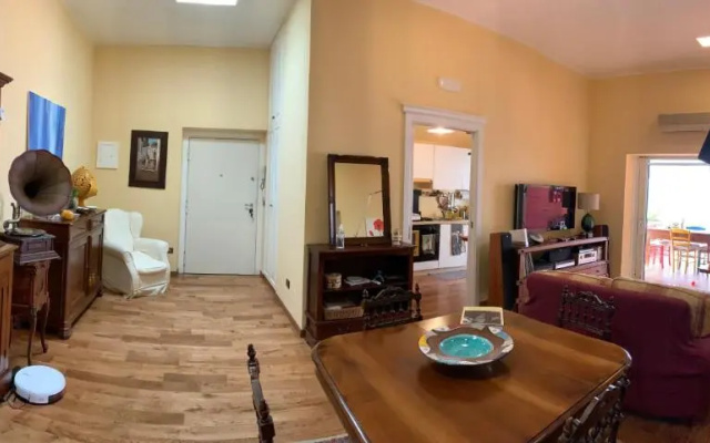 Camere con bagno privato in appartamento condiviso con host