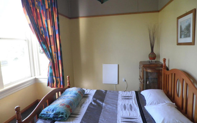 Bazil's Hostel & Surf School – Guest Rooms – Westport