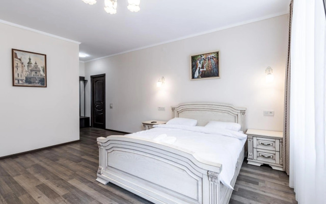 Opera House Apartment 3