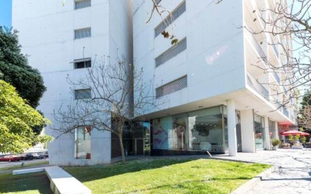 LovelyStay - Casas Brancas - Modern Apartment with Balcony & free private parking