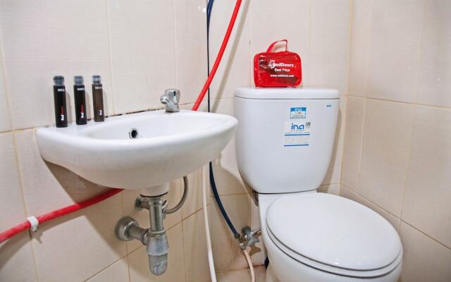 RedDoorz Apartment near Golden City Mall