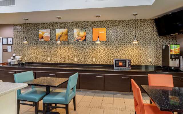 Comfort Inn & Suites Cleveland TX