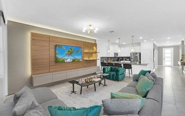 2940 Penel 9 Bedroom Home