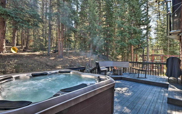 6 Mi to Breck Ski Resort: Family Cabin w/ Hot Tub!