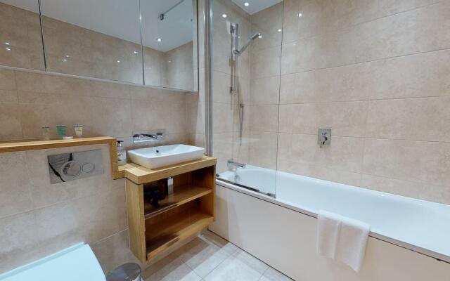 Comfy Two Bedroom One Bath Apartment in Limehouse