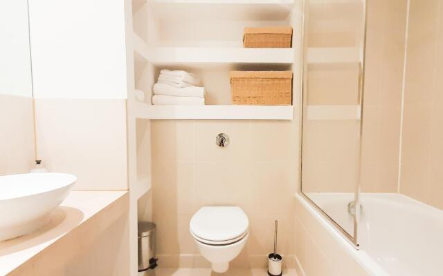 One Bed Apartment in South Quay, Canary Wharf