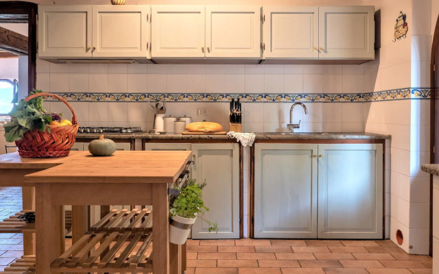 Beautiful Villa in San Giovanni del Pantano With Pool