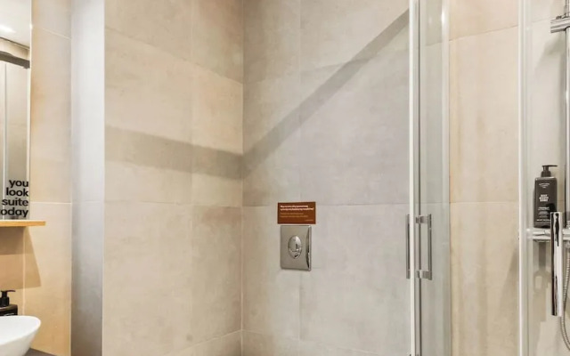 Limehome Piraeus Iris