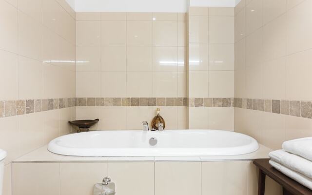 Light and spacious w incredible harbour views