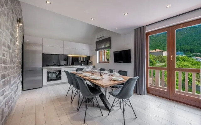 Holiday Home with Private heated Pool, Sea view & Basketball Court