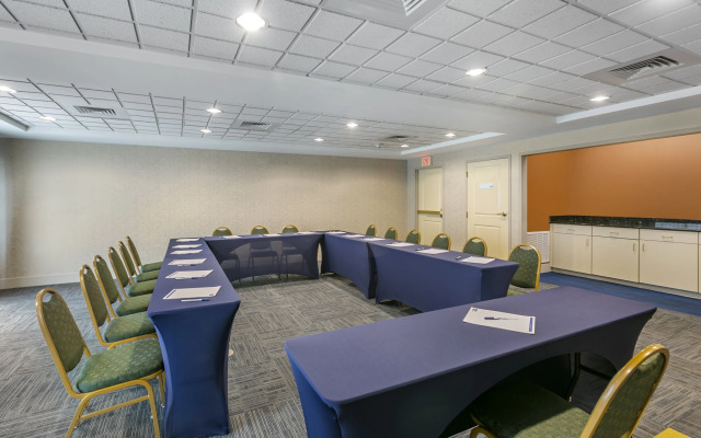 Holiday Inn Express And Suites Mount Arlingto