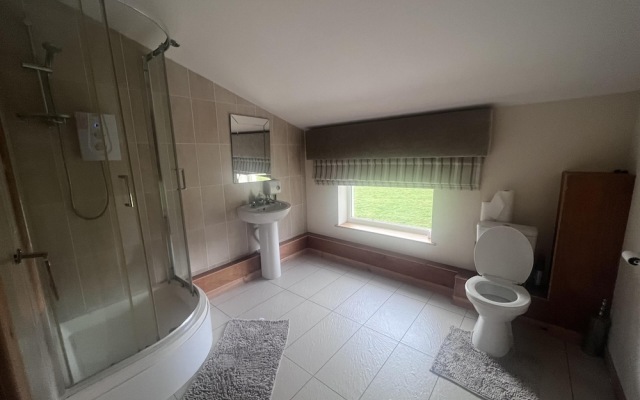 Captivating 2 Bed Apartment in Newhouse