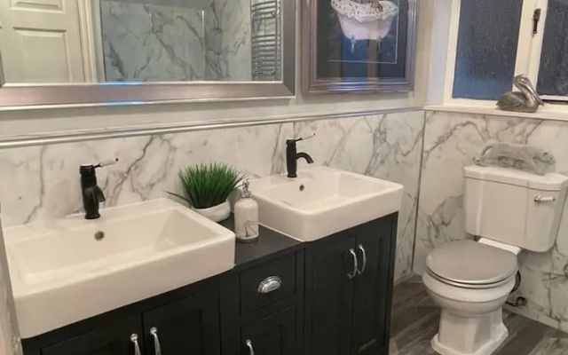 5 Bed House - Sleeps 12 - Pets - Parking