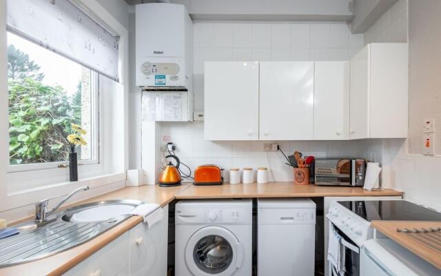 Homely & Central 2 Bed Flat with Parking