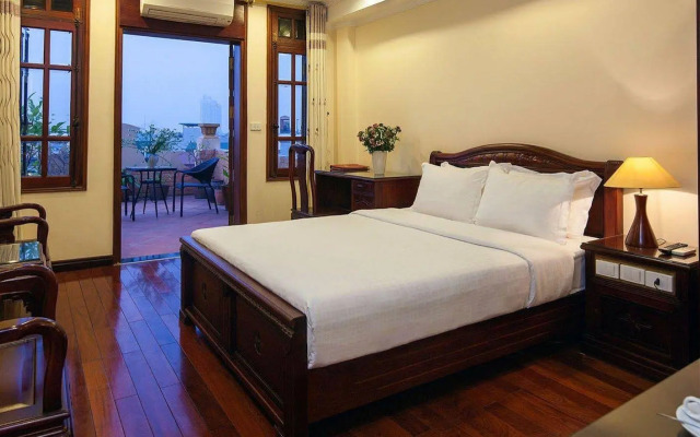 Lucky 3 Hotel & Travel